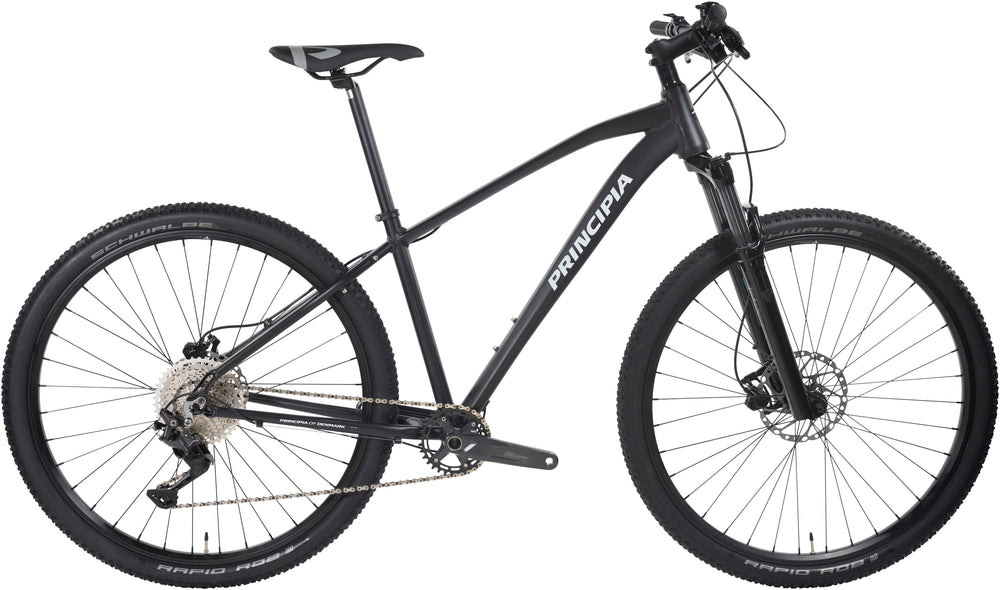 Sort cykel Principia Evoke A6.9 med slankt stel og skivebremser, set fra siden mod en hvid baggrund.