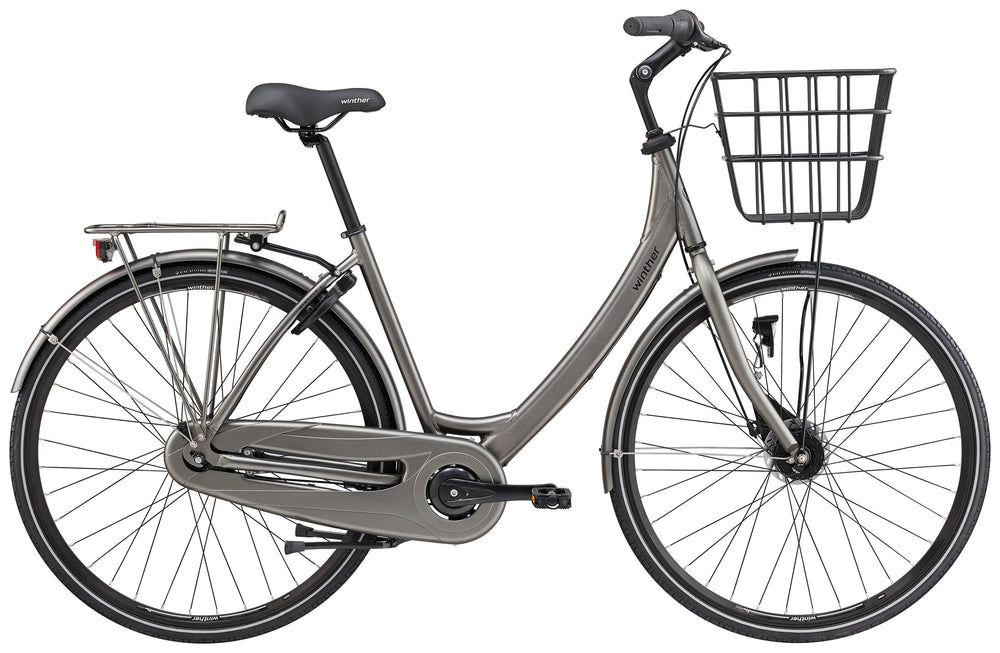 Winther 4 Dame Brun cykel med brun ramme, kurv foran og komfortabelt sæde, perfekt til bykørsel.