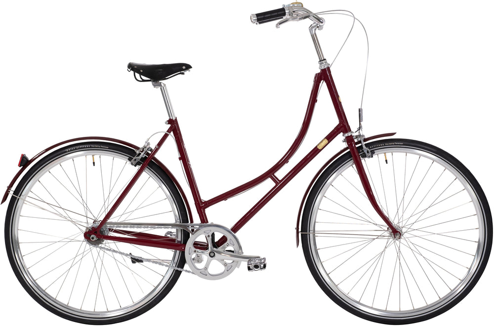 Cykel i bordeaux med 7 gear fra Gubi Dame, elegant design med kurv foran, perfekt til bykørsel.